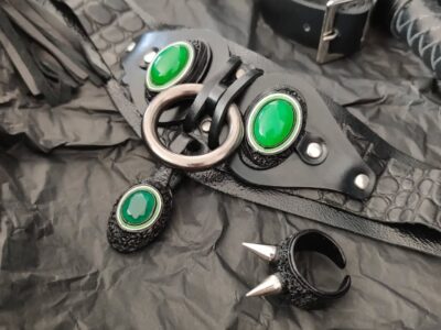 Choker su pinigine