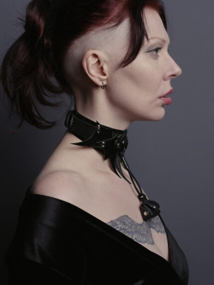 Choker su pinigine
